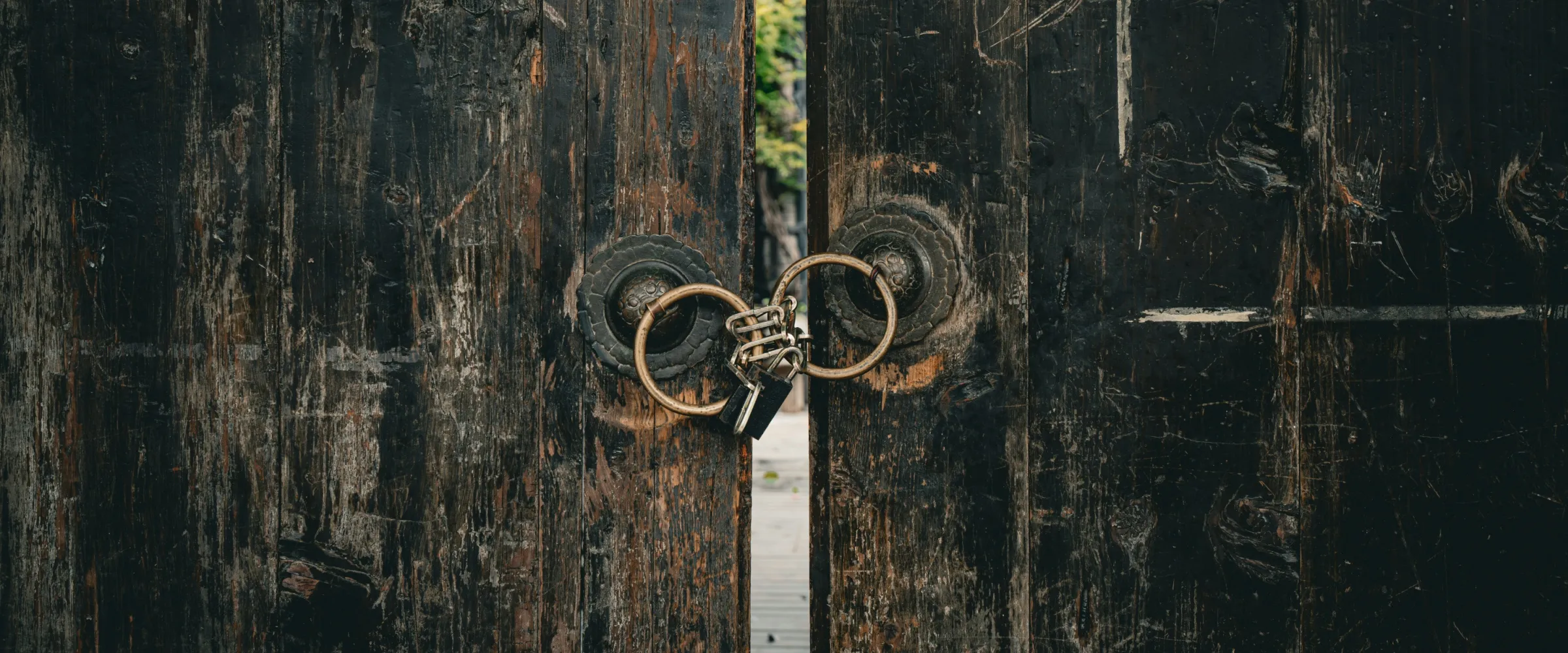 Declan Sun: https://unsplash.com/photos/antique-wooden-doors-with-ornate-metal-handles-dM7s4hGF-ls